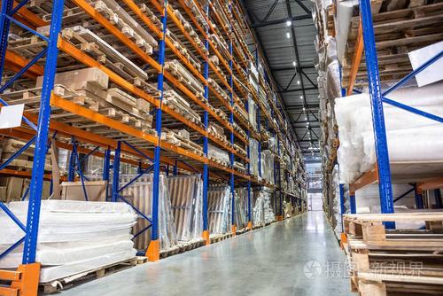 物流设备大型机库仓库与货架或货架上的货物托盘工业运输和货物配送